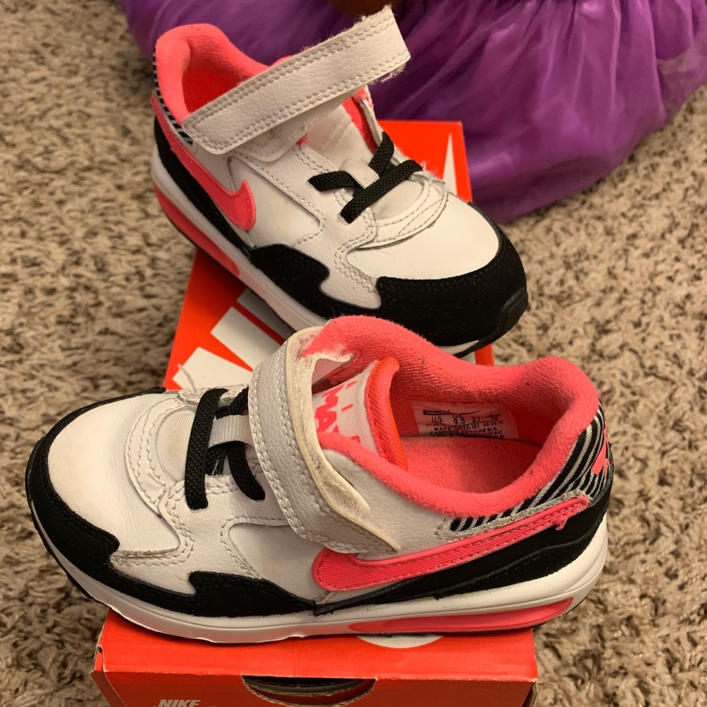 Size 10 Girls Nike Air Max EUC